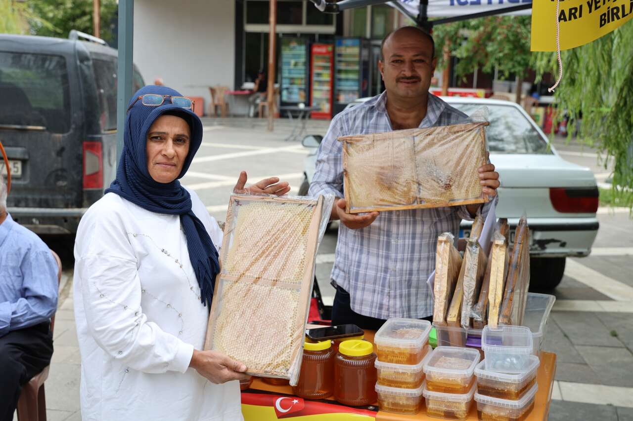 En tatlı yarışma! 1 kilo bal yiyen şampiyon oldu 4